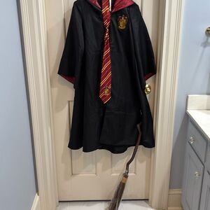 Authentic Vintage Wizarding World of Harry Potter Griffyndor robe and tie